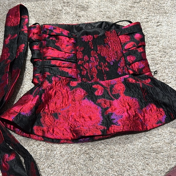 Beautiful strapless peplum blouse with sash - Picture 3 of 3